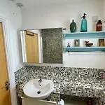 Bright 1 Double Bed Near Cabot Circus شقة *