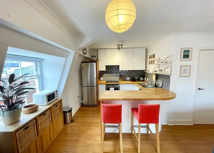 Bright 1 Bed Flat Near Cabot Circus