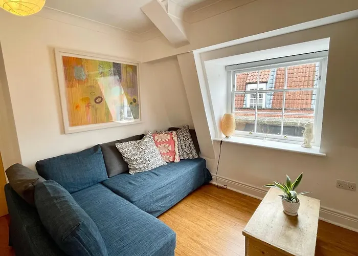 Bright 1 Bed Flat Near Cabot Circus *