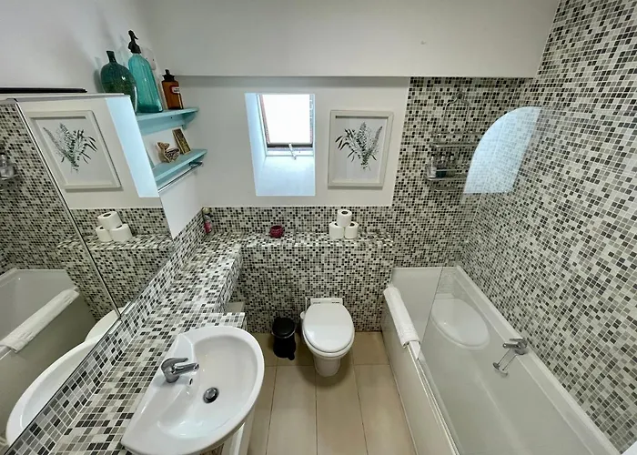 Bright 1 Bed Flat Near Cabot Circus * Bristol