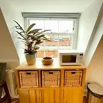 Bright 1 Double Bed Near Cabot Circus * Бристоль