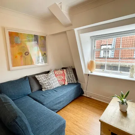 Bright 1 Bed Flat Near Cabot Circus *